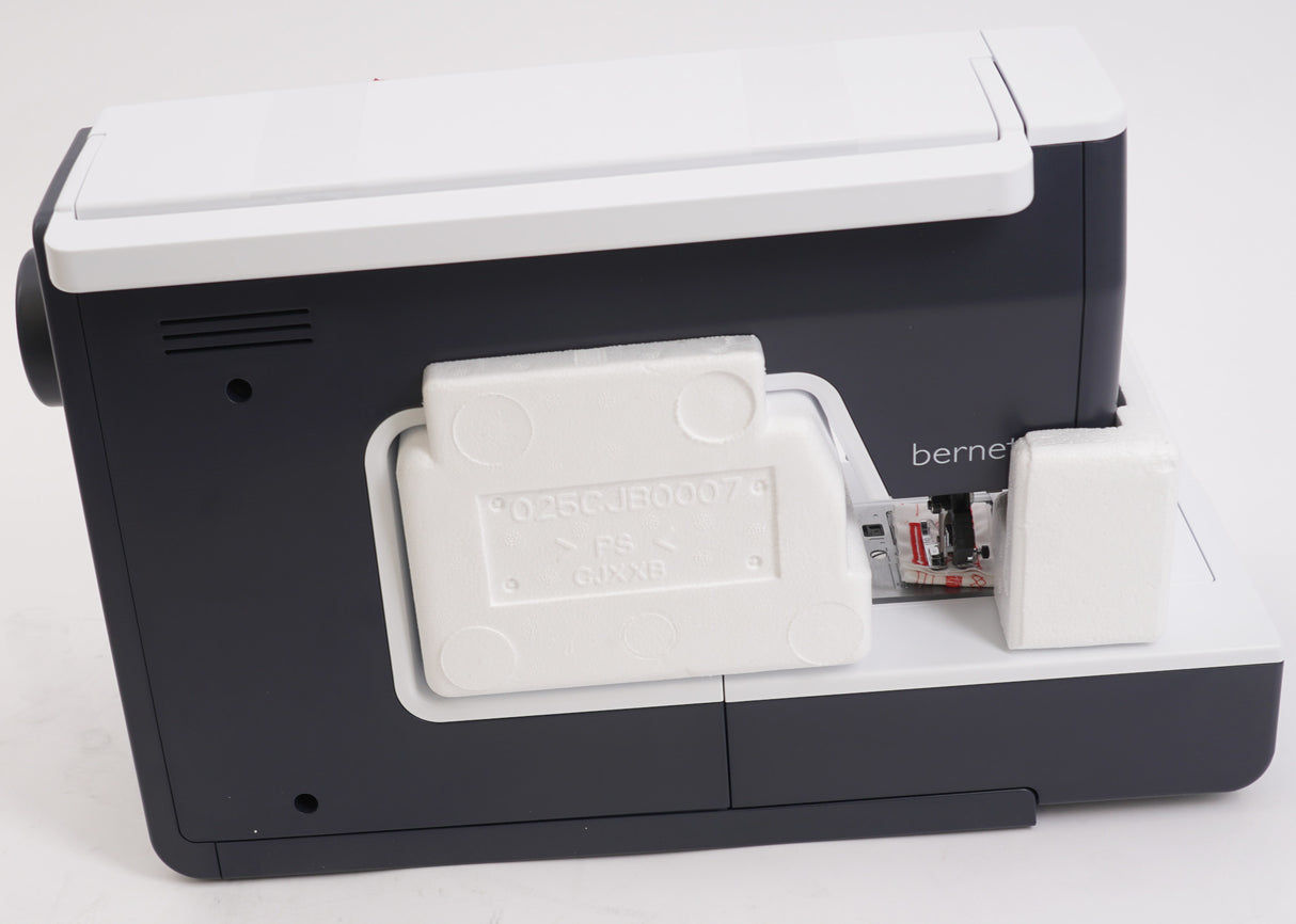 BERNETTE B77 SEWING MACHINE (Used)