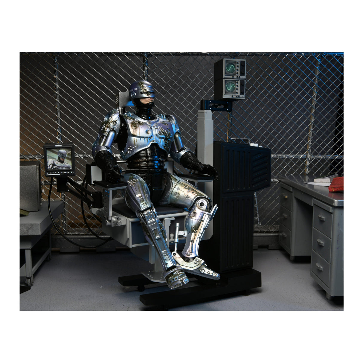 NECA 7-Inch Ultimate Battle-Damaged RoboCop & ED-209 10-Inch Action Figures