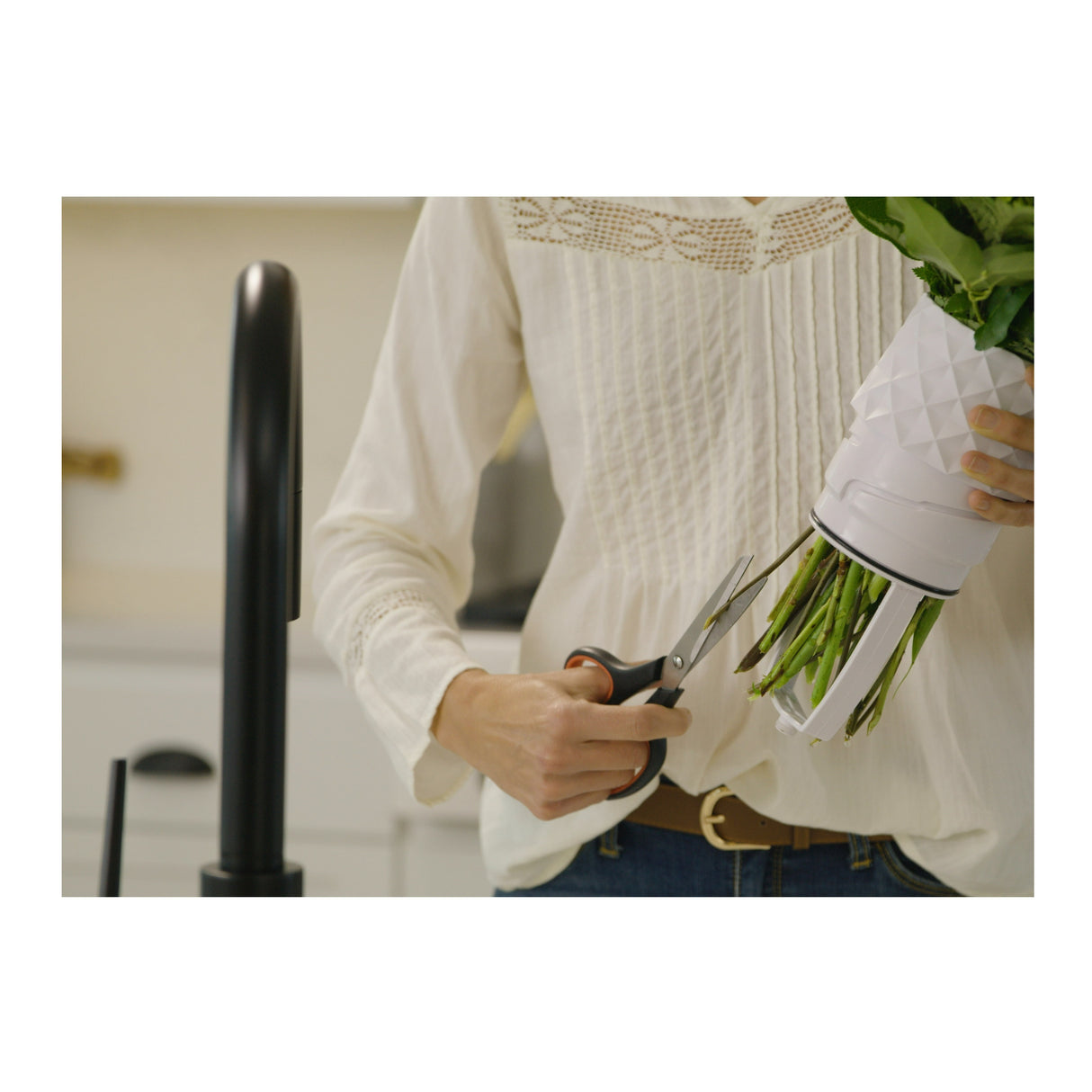 Amaranth 10-Inch Floral Care Impact Resistant Smarter Vase (White)