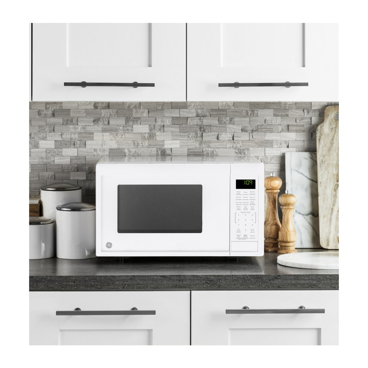 GE Appliances 0.9 Cu. Ft. 900W Countertop Microwave Oven (White)